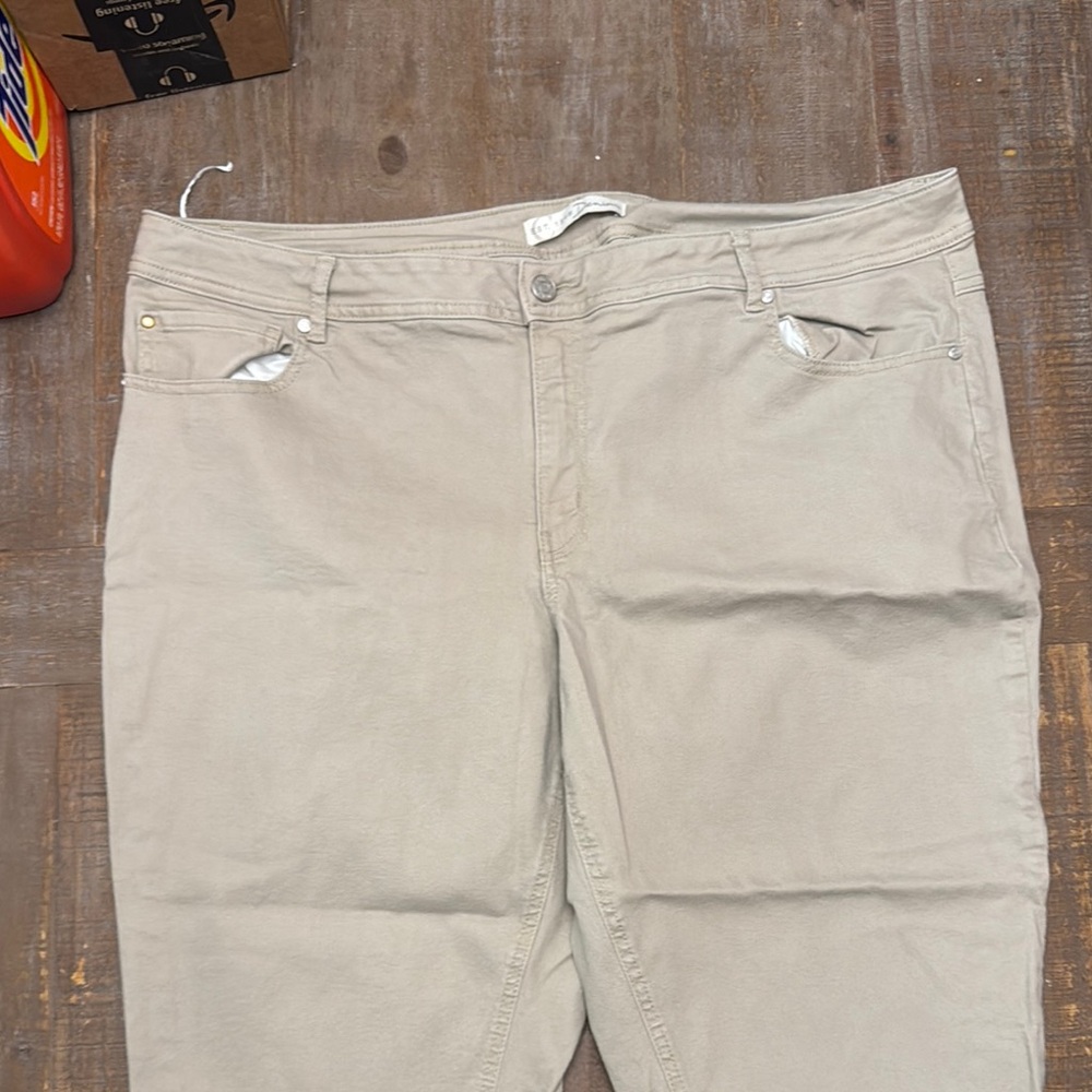 Cato Women's Khaki Capri